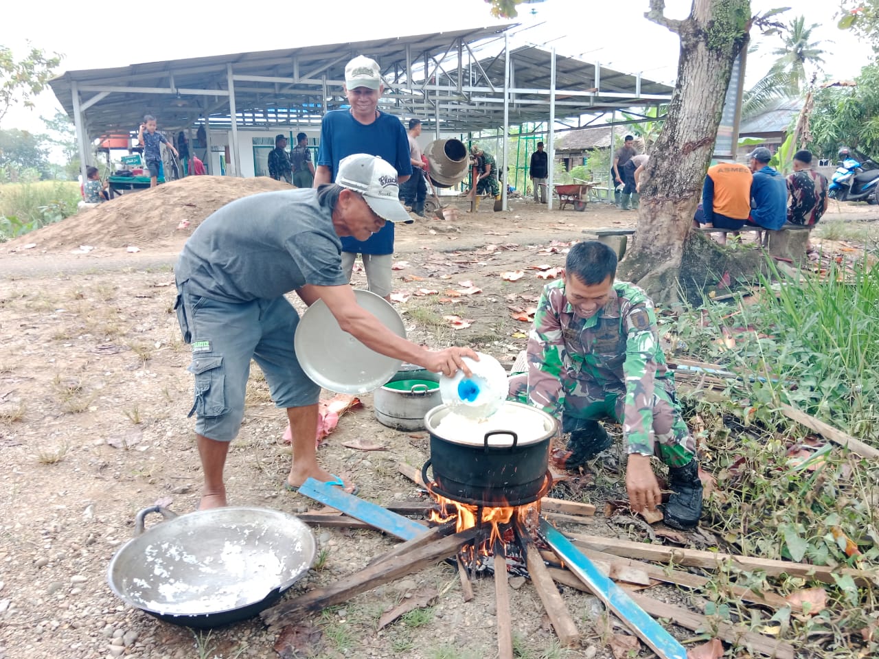 Kebersamaan Terjalin, Pasiterdim 1002/HST dan Warga Siapkan Makan Siang Bersama di Lokasi Rehab Langgar
