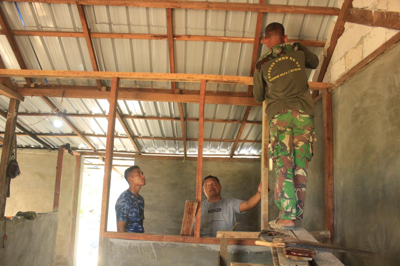 Sekat Dinding Kamar Satgas TMMD Kodim 1009/Tanah Laut Kebut Pengerjaan Rehab Rumah Pak Cahyo