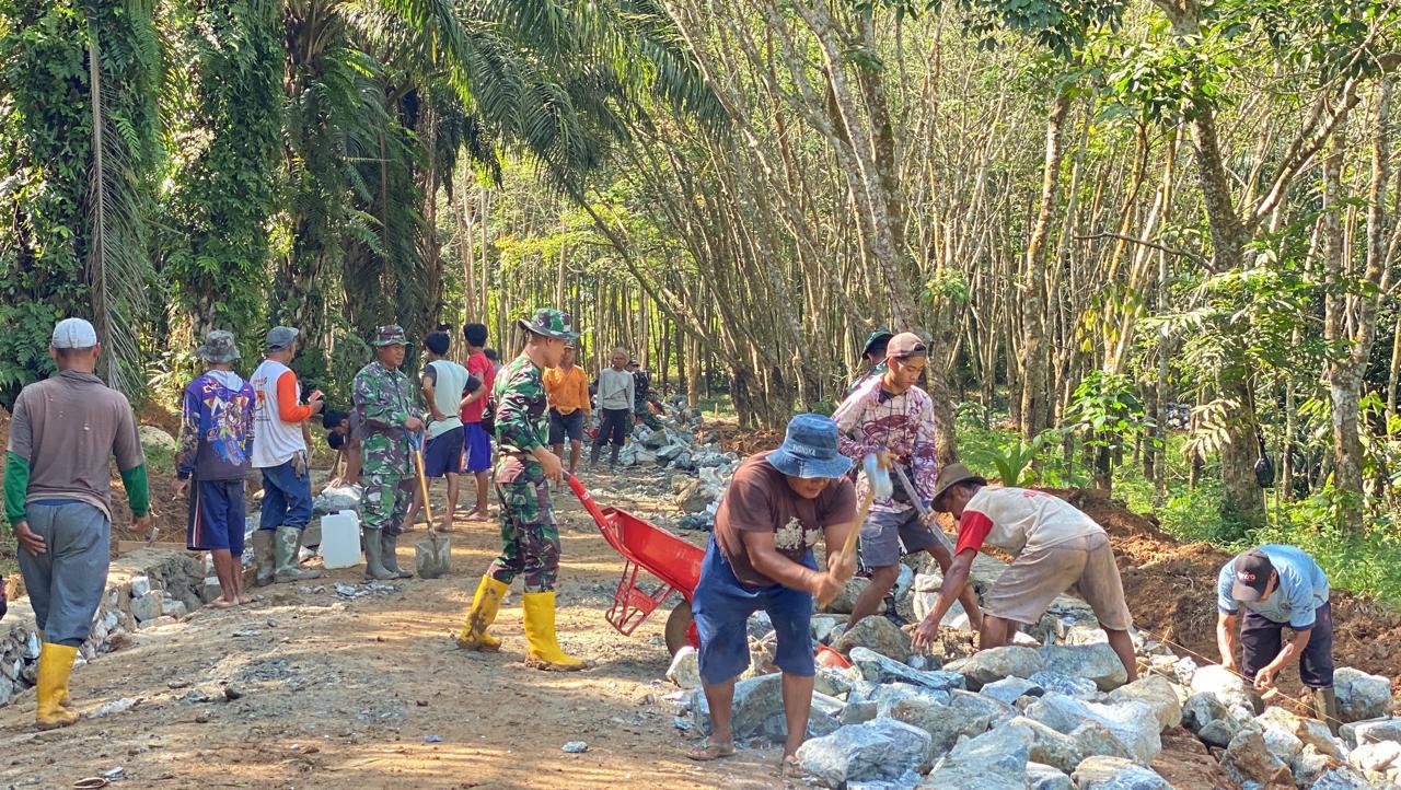 Semangat Gotong Royong Diwujudkan Dalam Kegiatan TMMD Ke-124 Kodim 1009/Tanah Laut