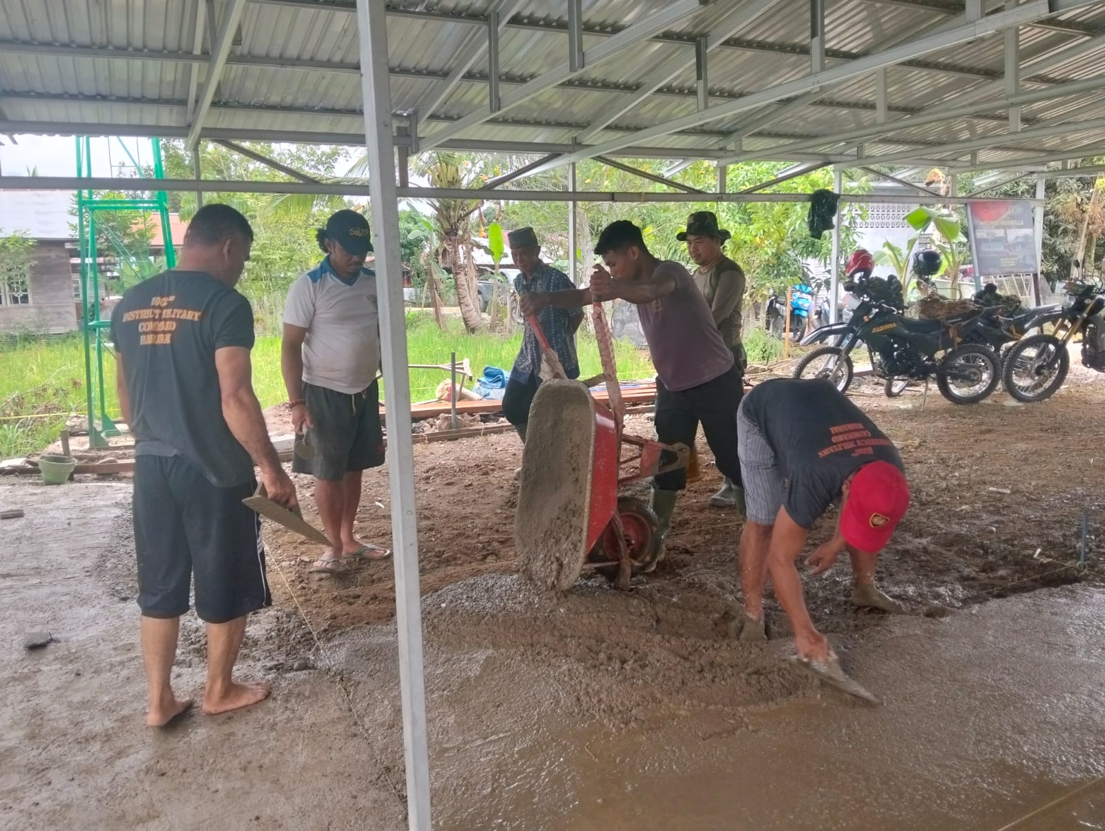 Satgas TMMD ke-124 Kodim 1002/HST Bersama Warga Kejar Target, Cor Teras Langgar