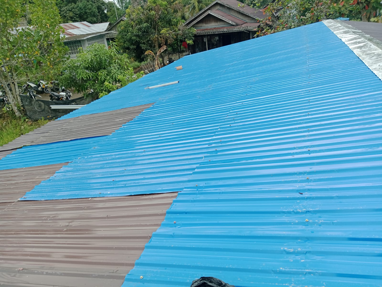 Rehab Langgar Darussalam TMMD ke-124 HST Rampungkan Pemasangan Atap Teras