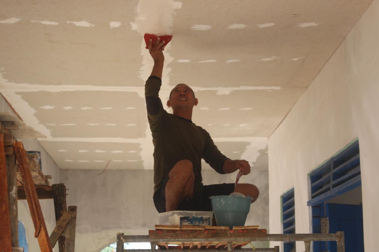 Masyarakat Sekitar Lokasi TMMD Kodim 1009/atla Heran Ternyata Selain Jago Perang TNI Juga Jago Memainkan Alat Tukang