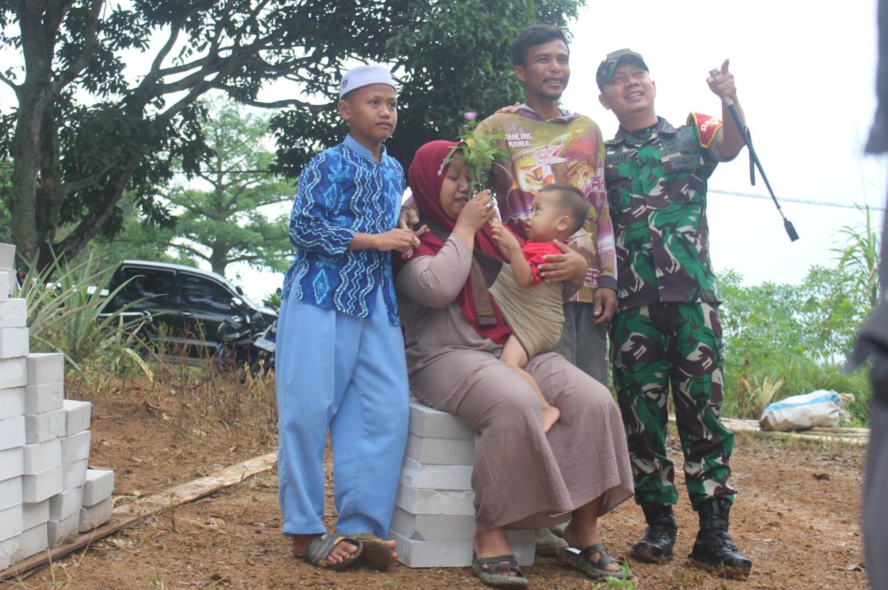 Pak Cahyo Dan Keluarga Senang Dansatgas TMMD Ke-124 Kembali Tinjau Langsung Kegiatan Rehab Rumah Miliknya