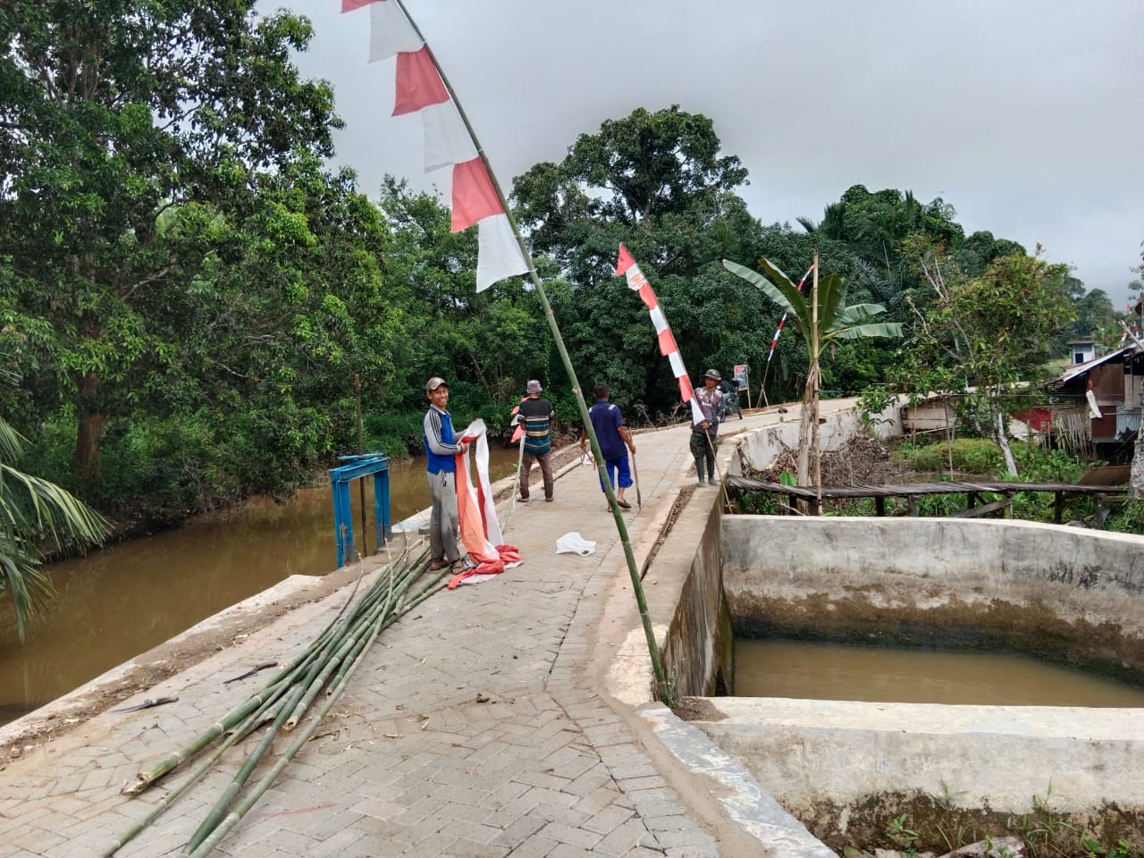 Jelang Penutupan, TMMD ke-124 Kodim 1002/HST Semarakkan Pengambau Hilir Luar dengan Umbul-umbul