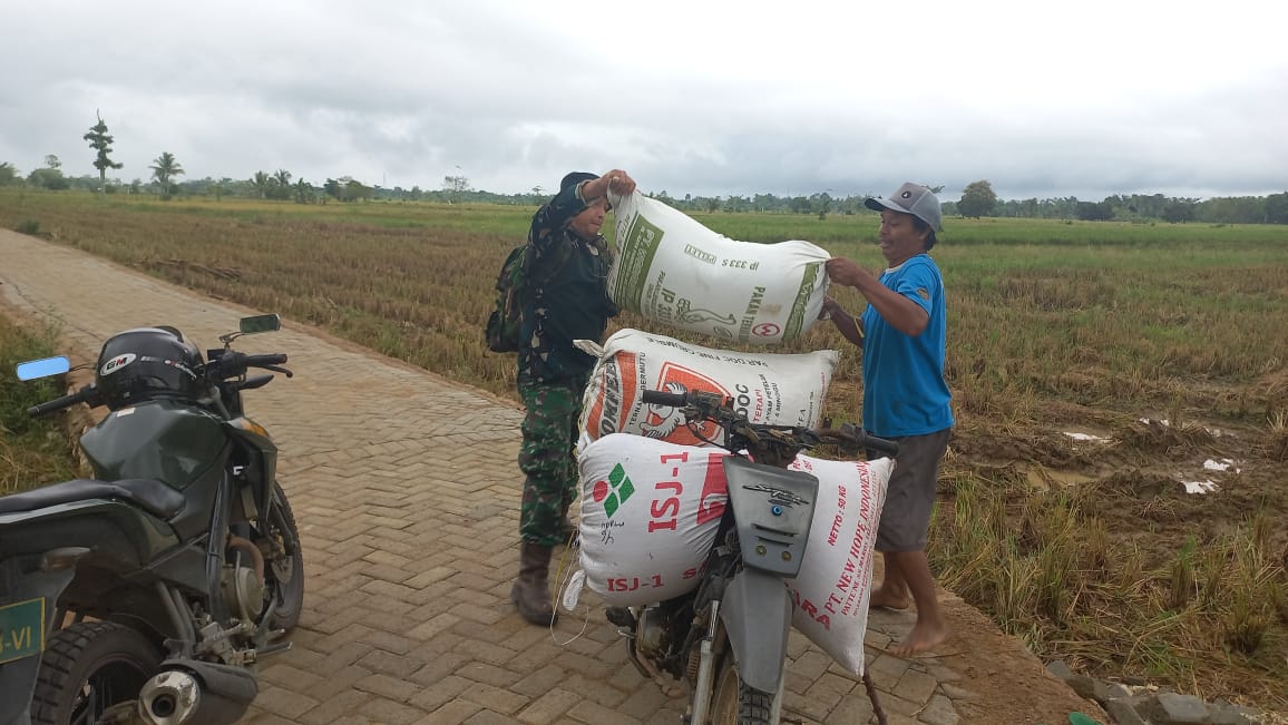 Tim Penerangan Kodim 1002/HST Turut Ulurkan Tangan Bantu Warga di Lokasi TMMD
