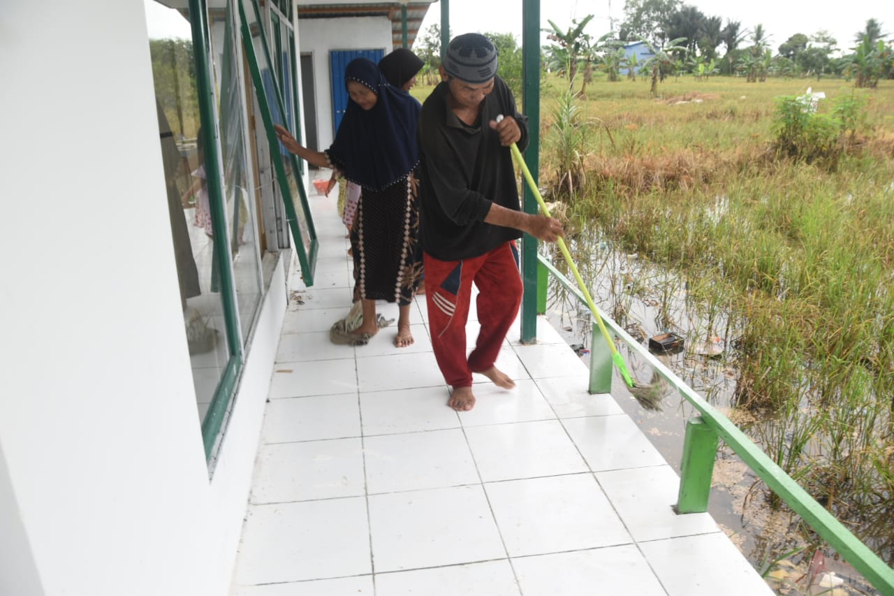 Gotong Royong di Pengambau Hilir Luar: Warga Pembersihan Langgar Darussalam Pasca-Rehabilitasi TMMD