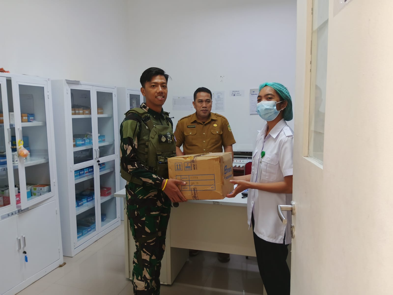 Satgas Pam Obvitnas PT. FI Yonif 611/Awang Long Terima Bantuan Obat dari RS Waa Banti