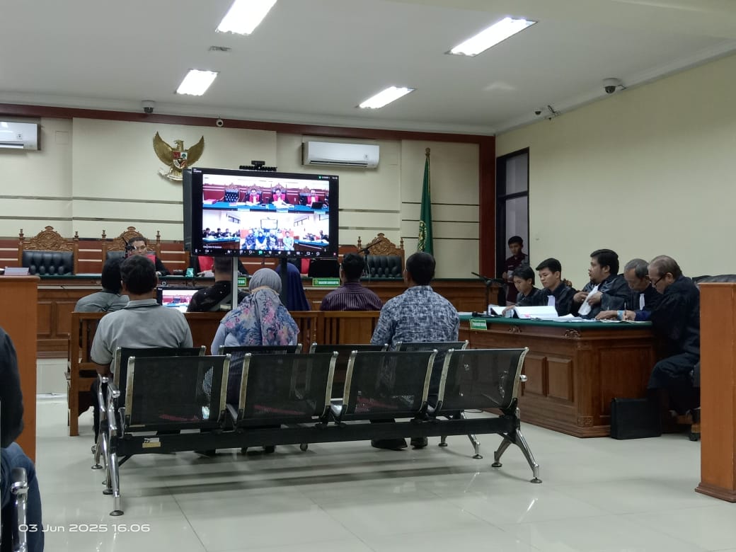 Dalam Kasus Pungli program PTSL Di Desa Trosobo. Keluarga Terdakwa  Intimidasi Saksi Agar Tidak Datang Di Persidangan