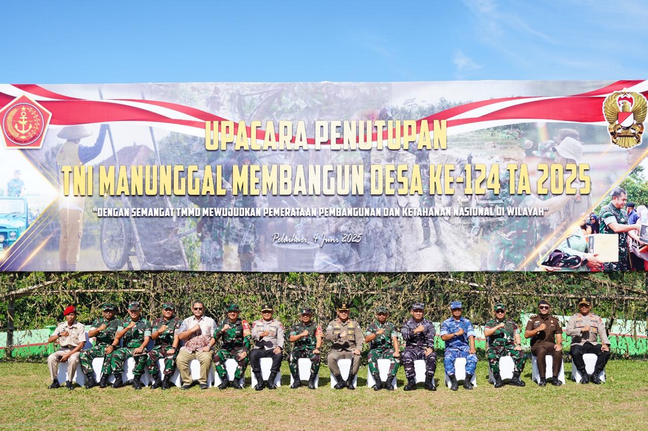 Kepala Staf Kodam VI/Mulawarman Resmi Tutup Kegiatan TMMD Ke-124 Kodim 1009/Tla Di Desa Gunung Melati