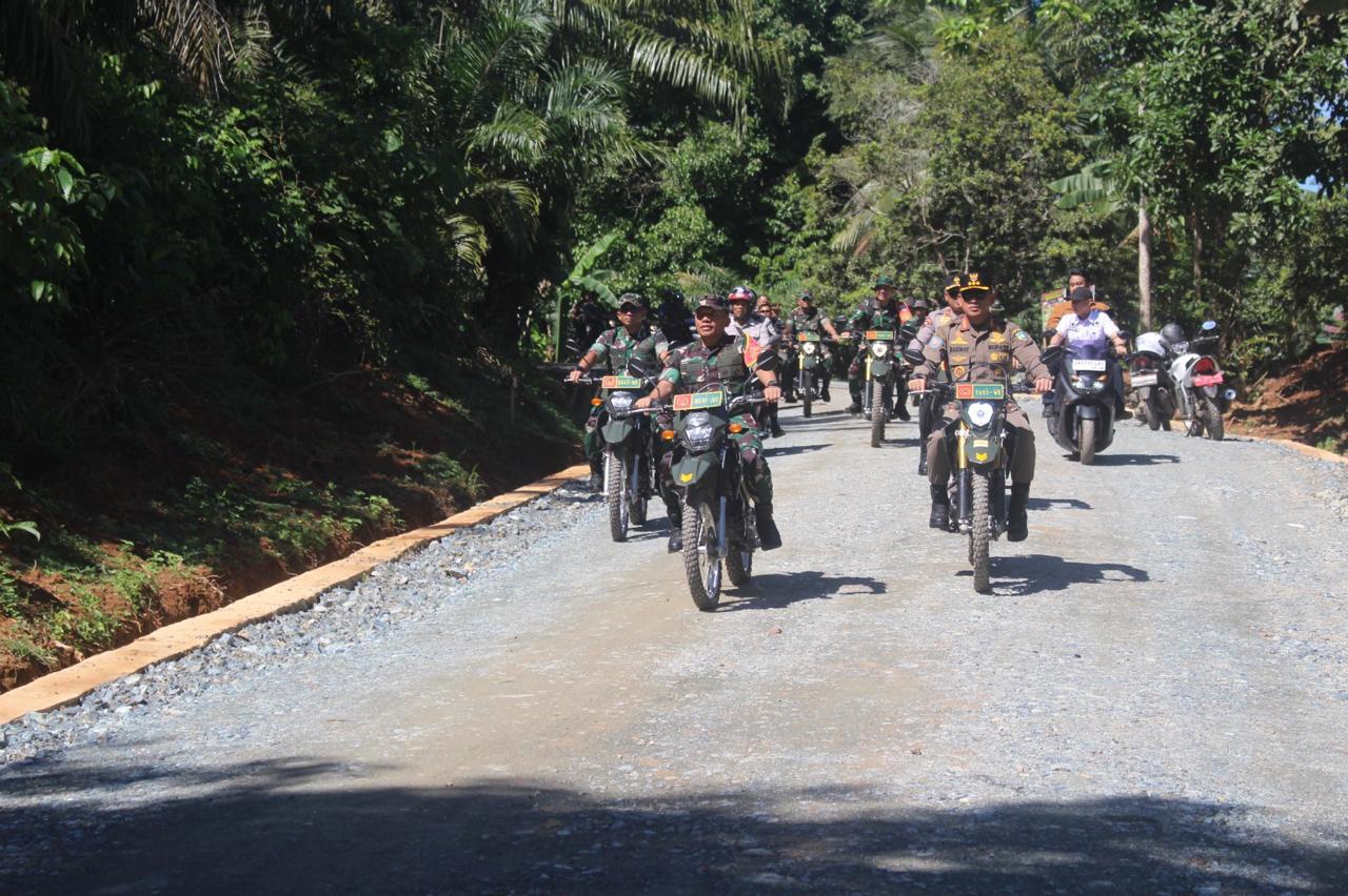 Bupati Tanah Laut Dampingi Kasdam VI/Mulawarman Tinjau Hasil Akhir Pekerjaan Kegiatan TMMD Kodim 1009/Tla