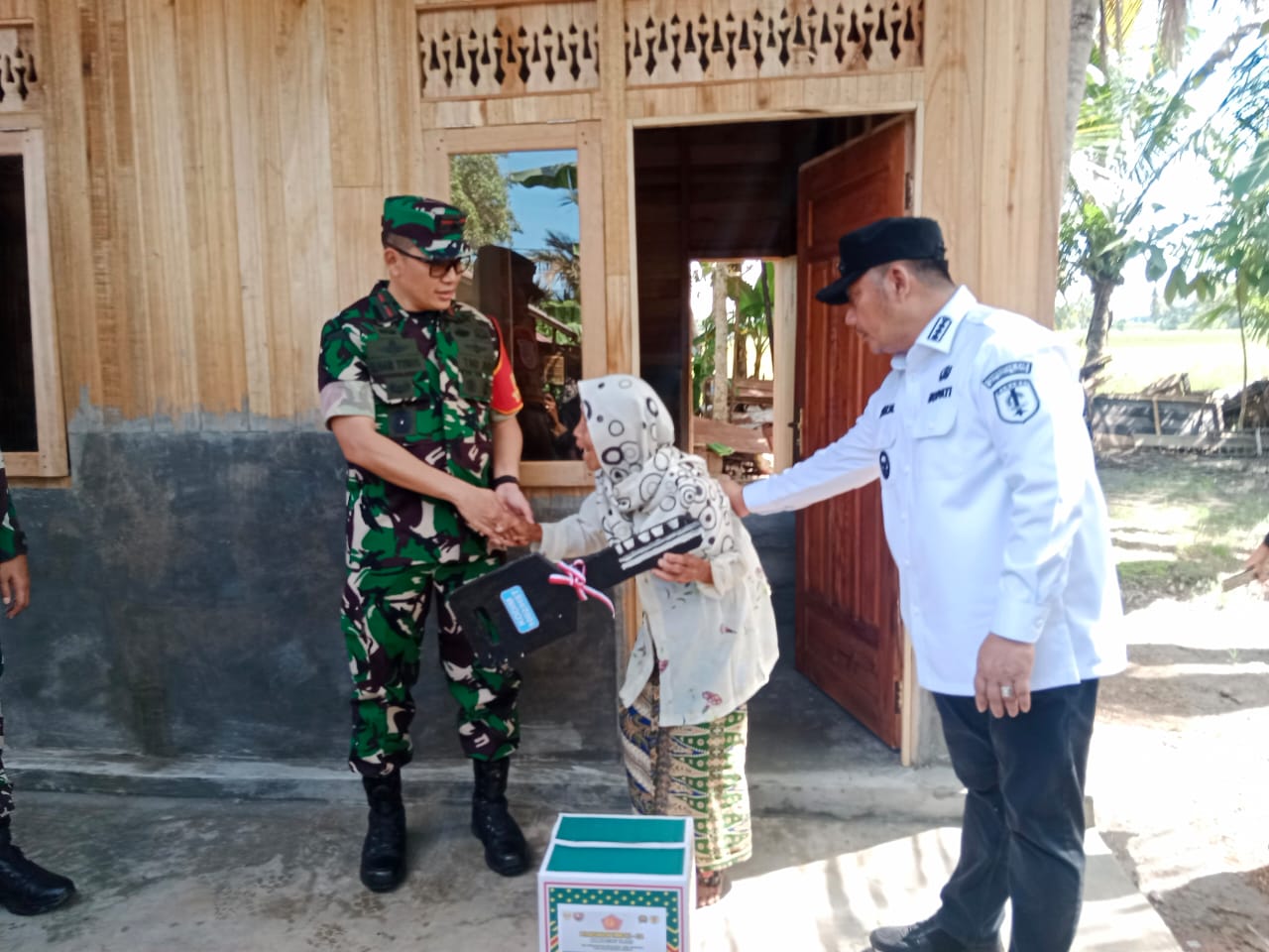 Kebahagiaan Nenek KurbaTerpancar, Rumah Tak Layak Huni, Direhab TNI Melalui Program TMMD ke-124