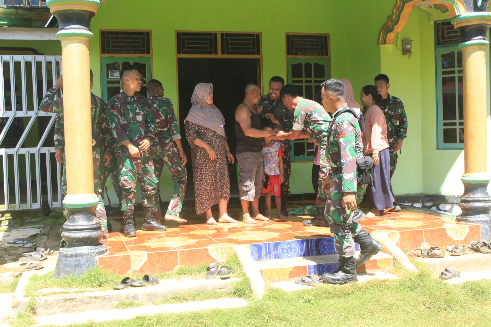 Sering Bersama Kepulangan Anggota Satgas TMMD Ke-124 Membuat Warga Desa Gunung Melati Sedih