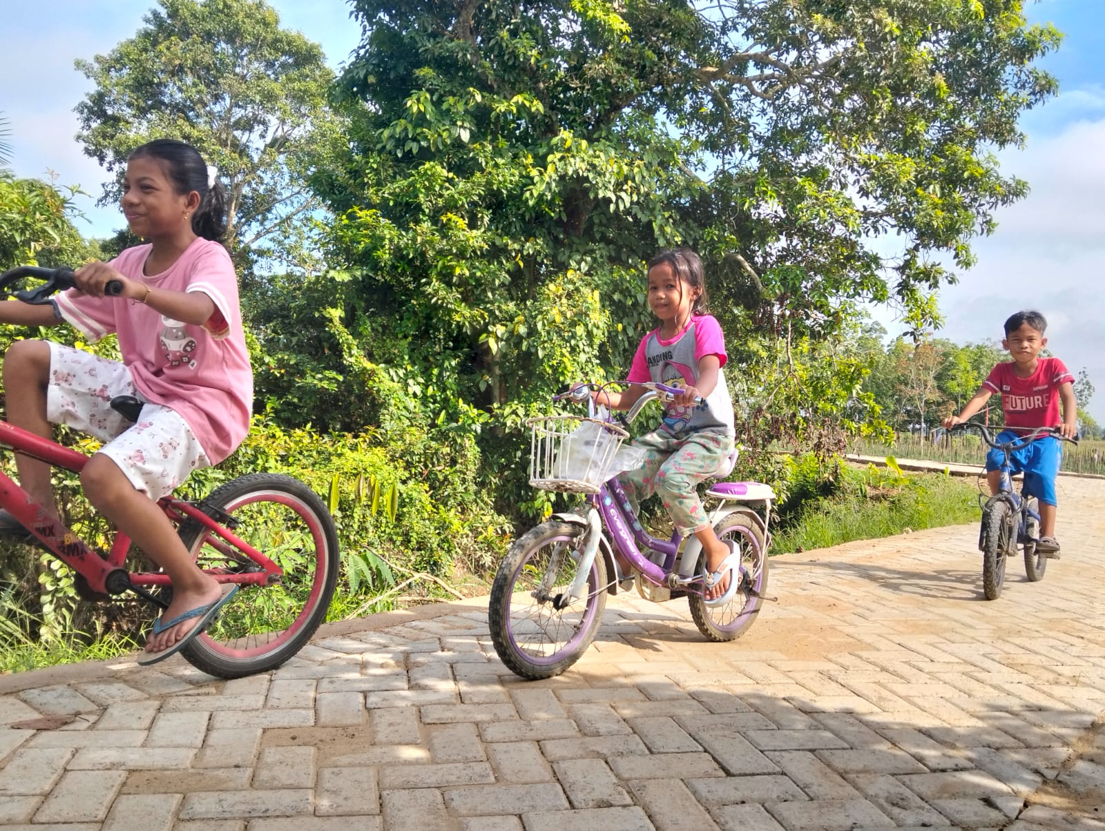 Keceriaan Anak-Anak Warnai Jalan Baru TMMD ke-124 di Haruyan