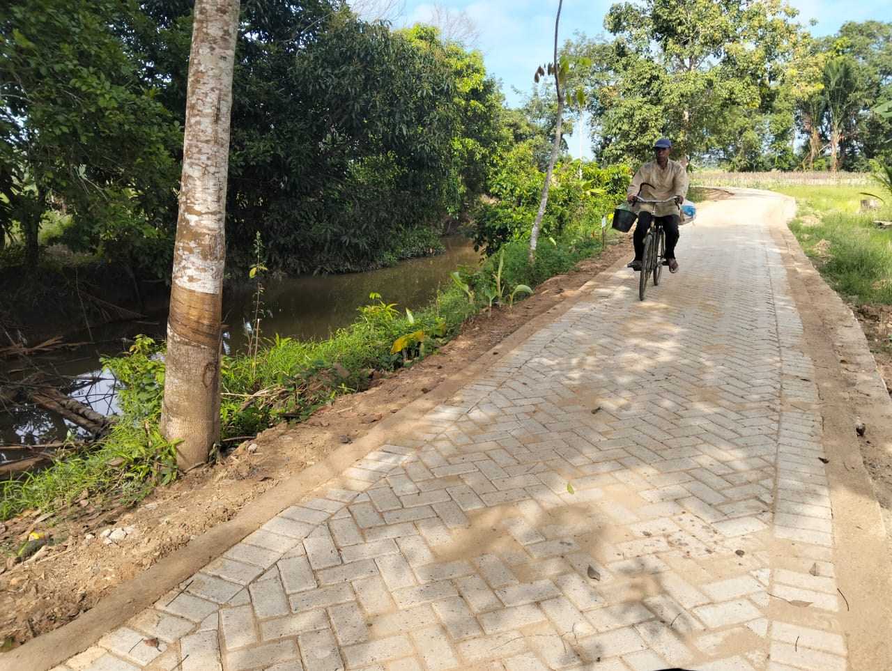 Jalan TMMD ke-124 di Haruyan: Lancar untuk Kendaraan, Nyaman untuk Sepeda Angkut Hasil Kebun