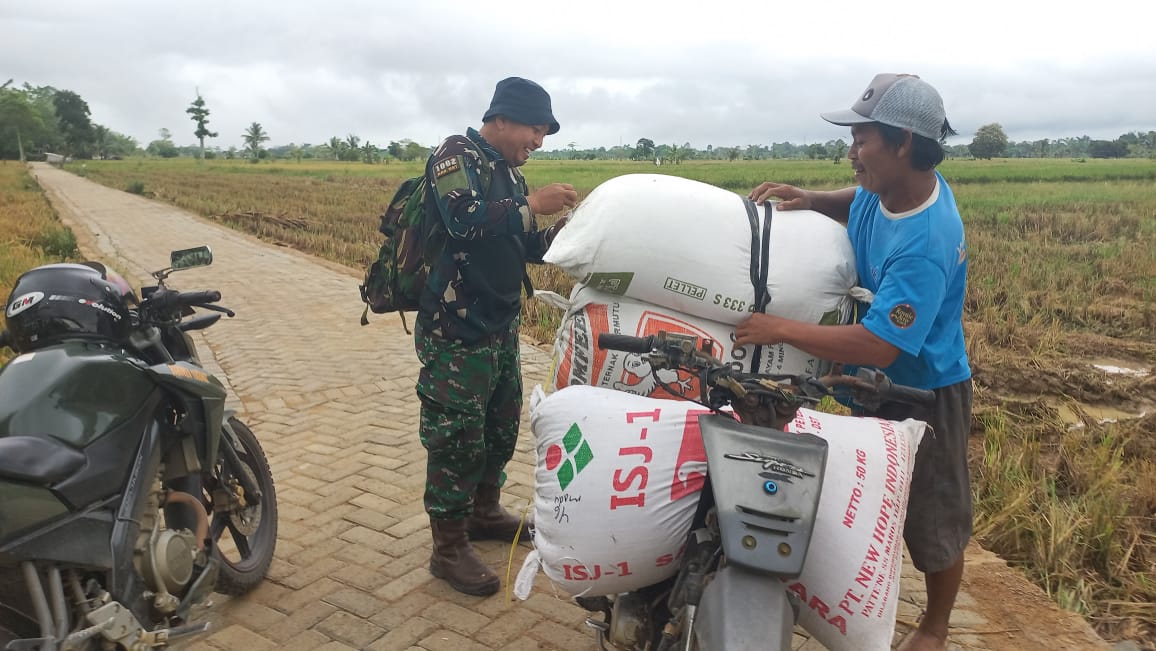 Jalan Baru TMMD Mudahkan Petani di Haruyan Angkut Hasil Panen: “Enak Pak!”