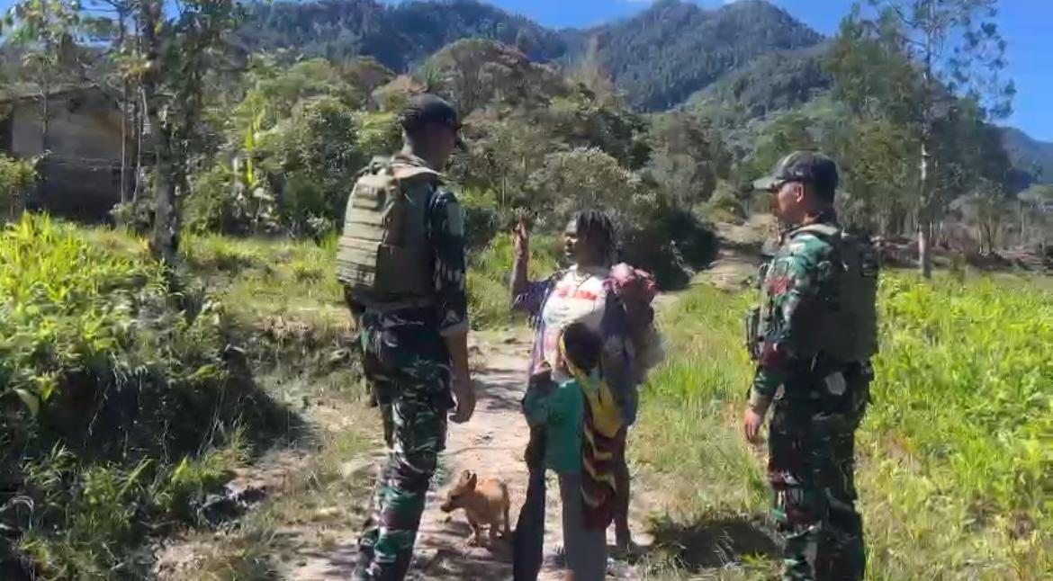 Jaga Situasi Kondusif, Satgas Yonif 611/Awang Long Laksanakan Kegiatan Komsos di Kampung Arwanop