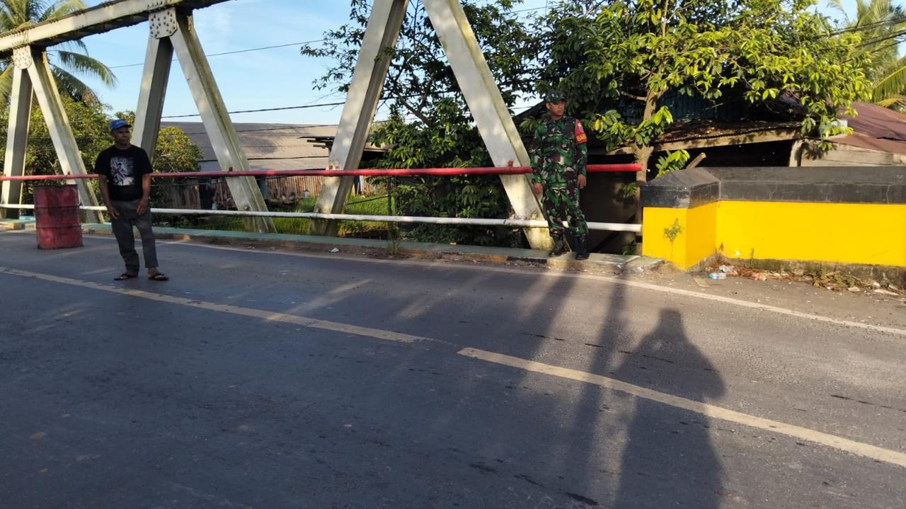 Disela Kesibukan Di Wilayah Personel Kodim 1009/Tla Sempatkan Bantu Urai Kemacetan Lalu Lintas