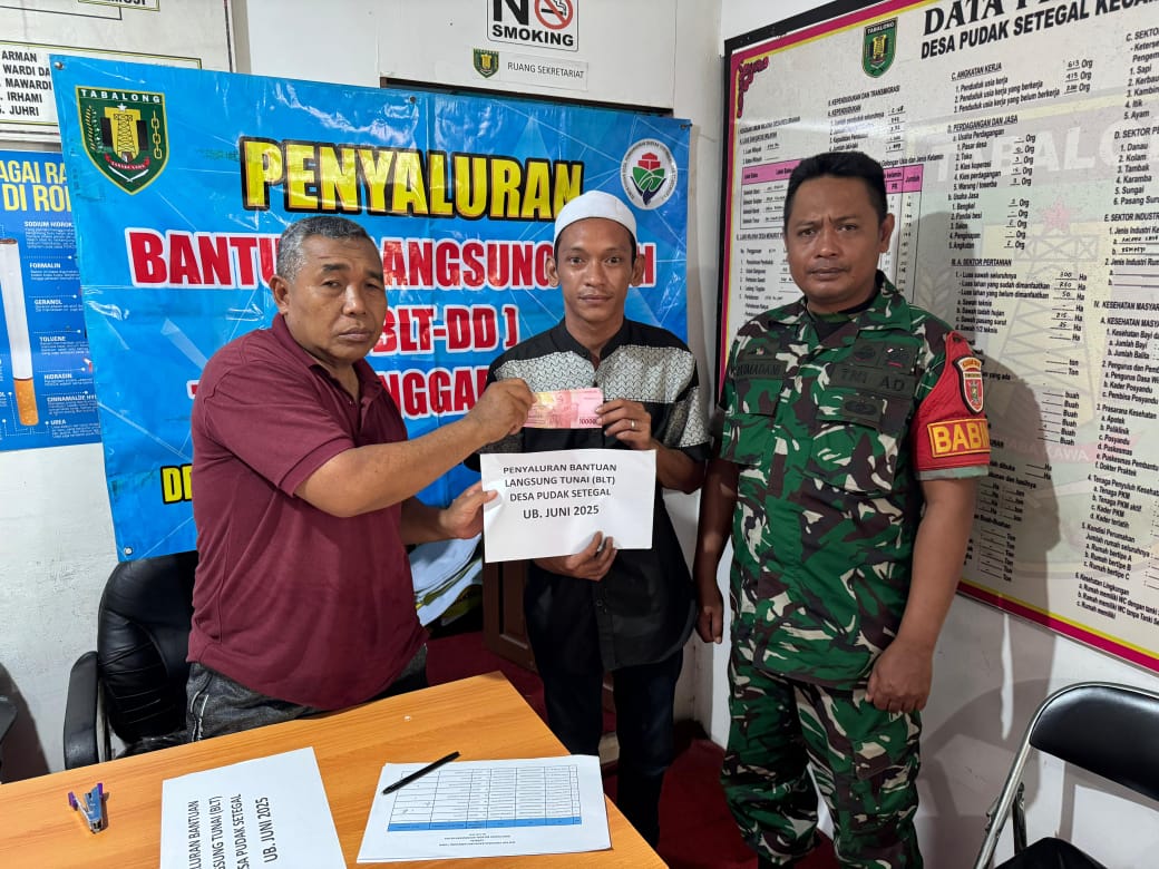 Babinsa Koramil 1008-05/Kelua Dampingi Pembagian BLT Di Desa Pudak Setegal