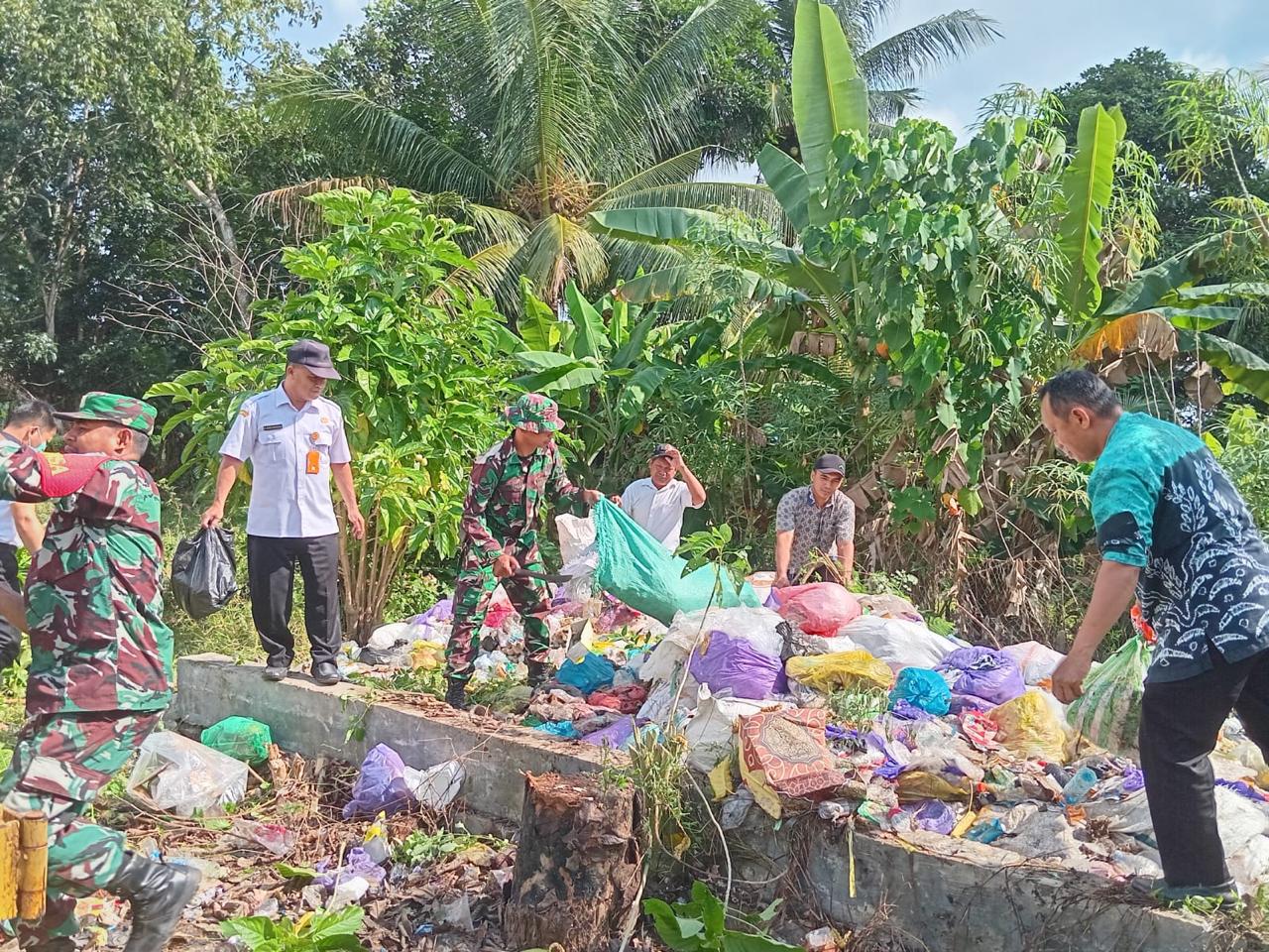 Peduli Lingkungan Personel, Kodim 1009/Tla Bersama Warga Bersihkan Sampah Yang Berserakan