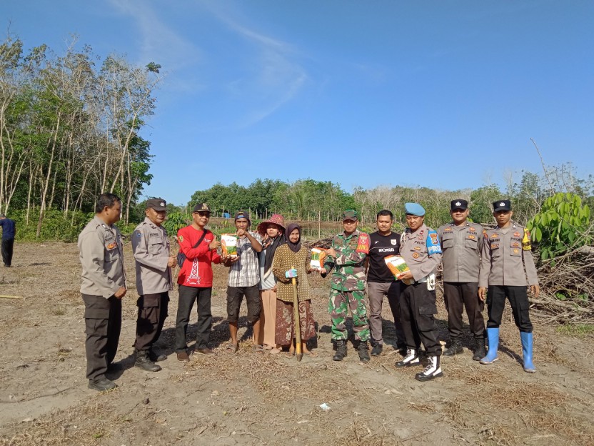 Sinergi TNI-Polri dalam Pertanian: Babinsa dan Bhabinkamtibmas Tanam Jagung di Tabalong