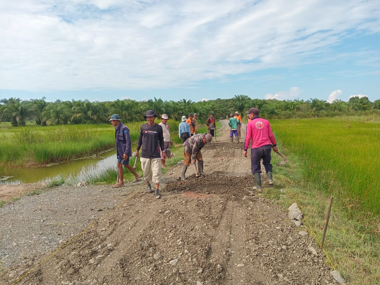 Bersama Masyarakat Personel Kodim 1009/Tanah Laut Gotong Royong Perbaiki Jalan Desa