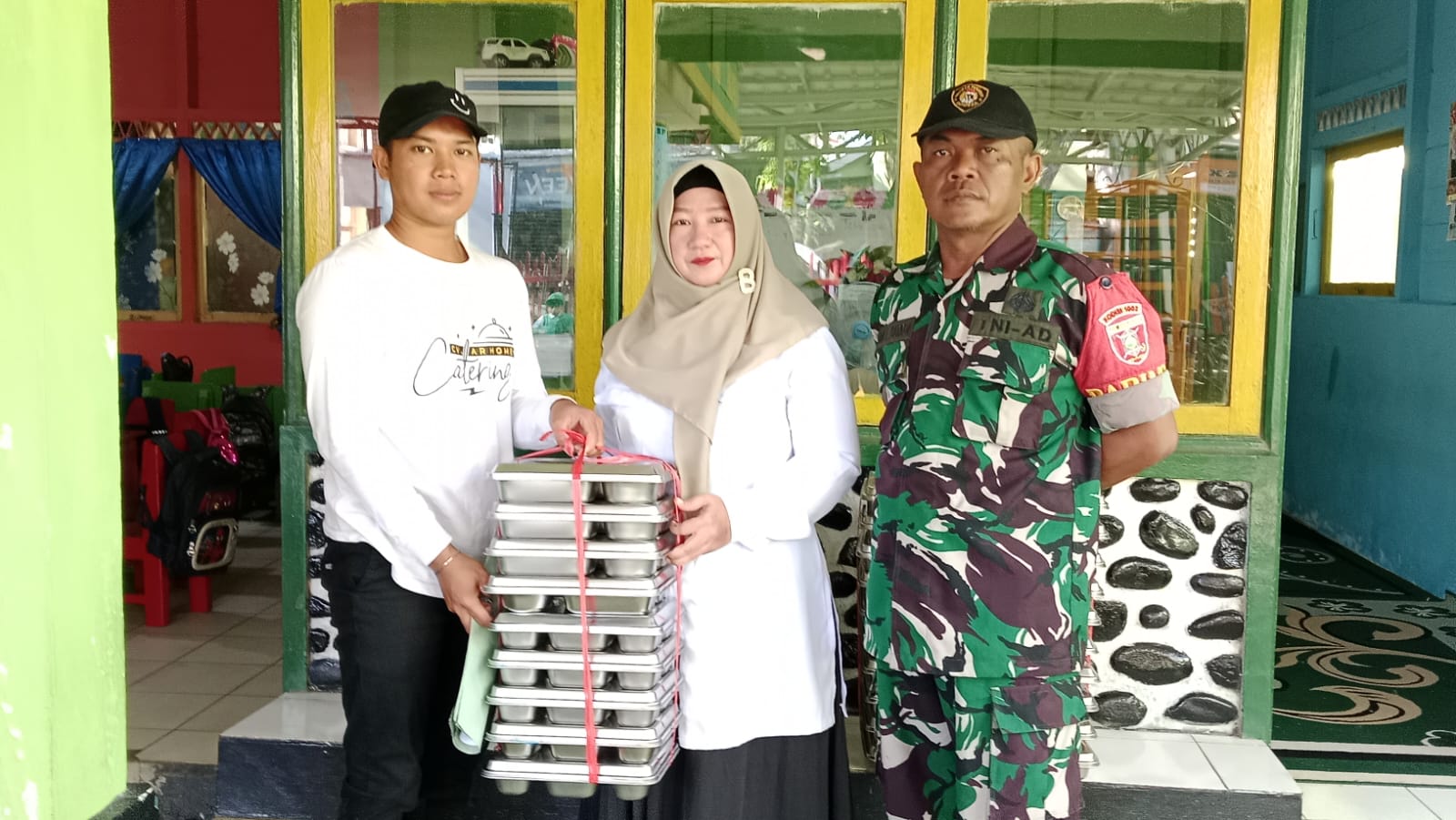 Babinsa Barabai Dampingi Penyaluran Makanan Bergizi untuk Ribuan Pelajar di Hulu Sungai Tengah