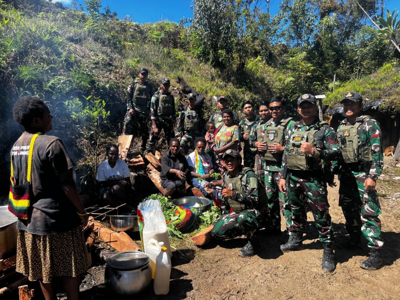 Kepedulian Kepada Warga, Satgas Yonif 611/Awang Long Melaksanakan Anjangsana Kerumah Duka
