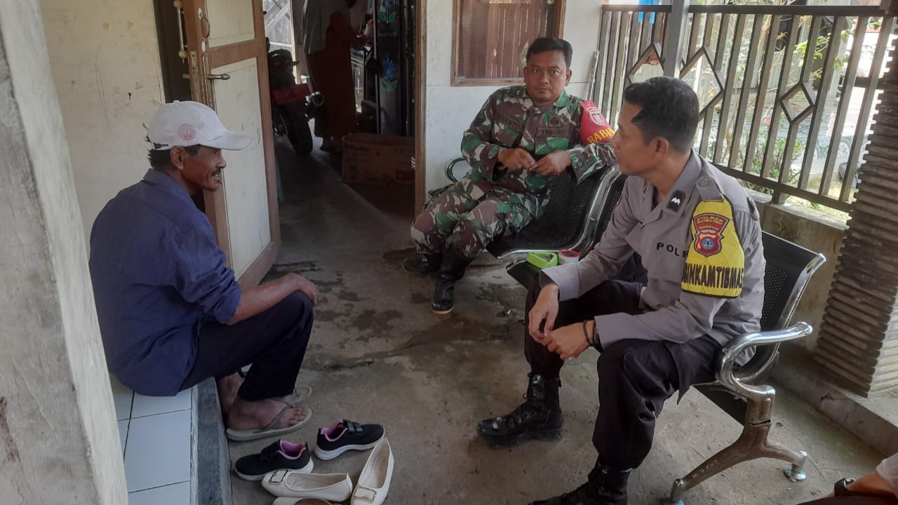 Sinergi Babinsa dan Bhabinkamtibmas Pandawan Lewat Komsos dengan Warga