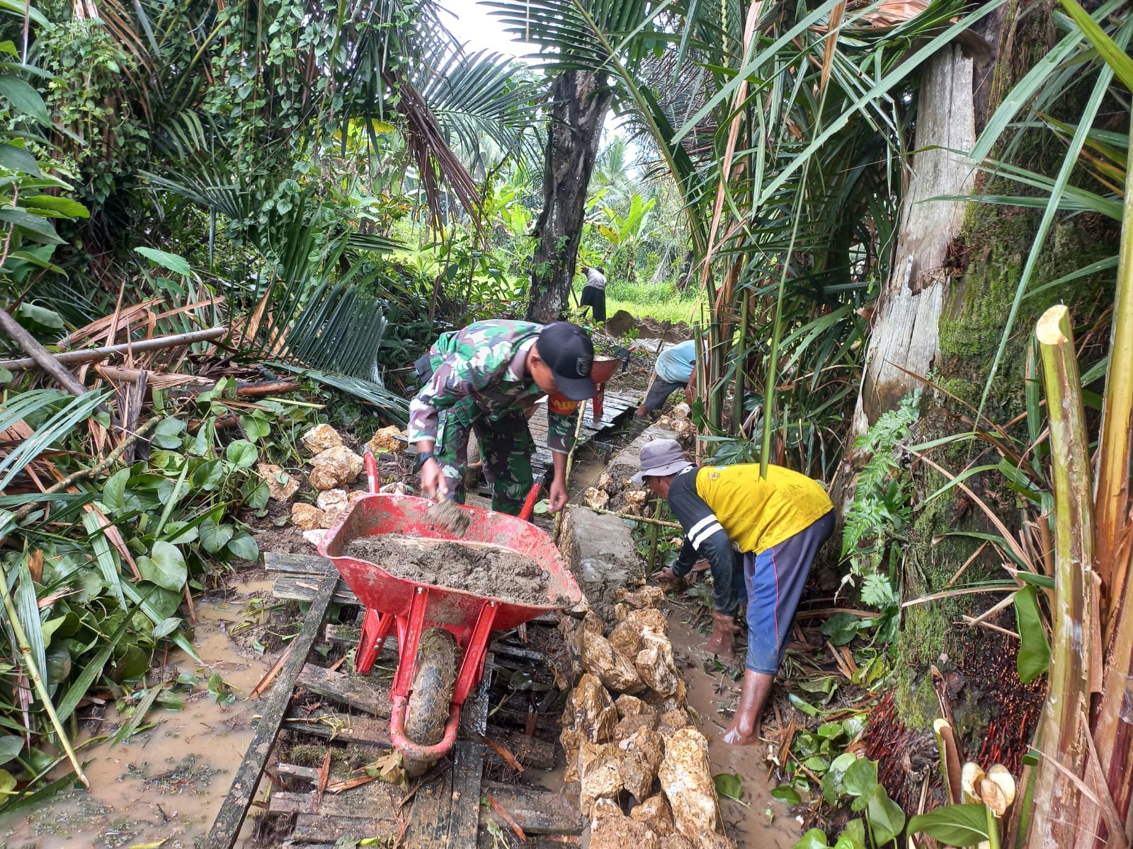 Kemanunggalan TNI Terwujud, Babinsa Barabai Ikut Gotong Royong Jalan Pertanian