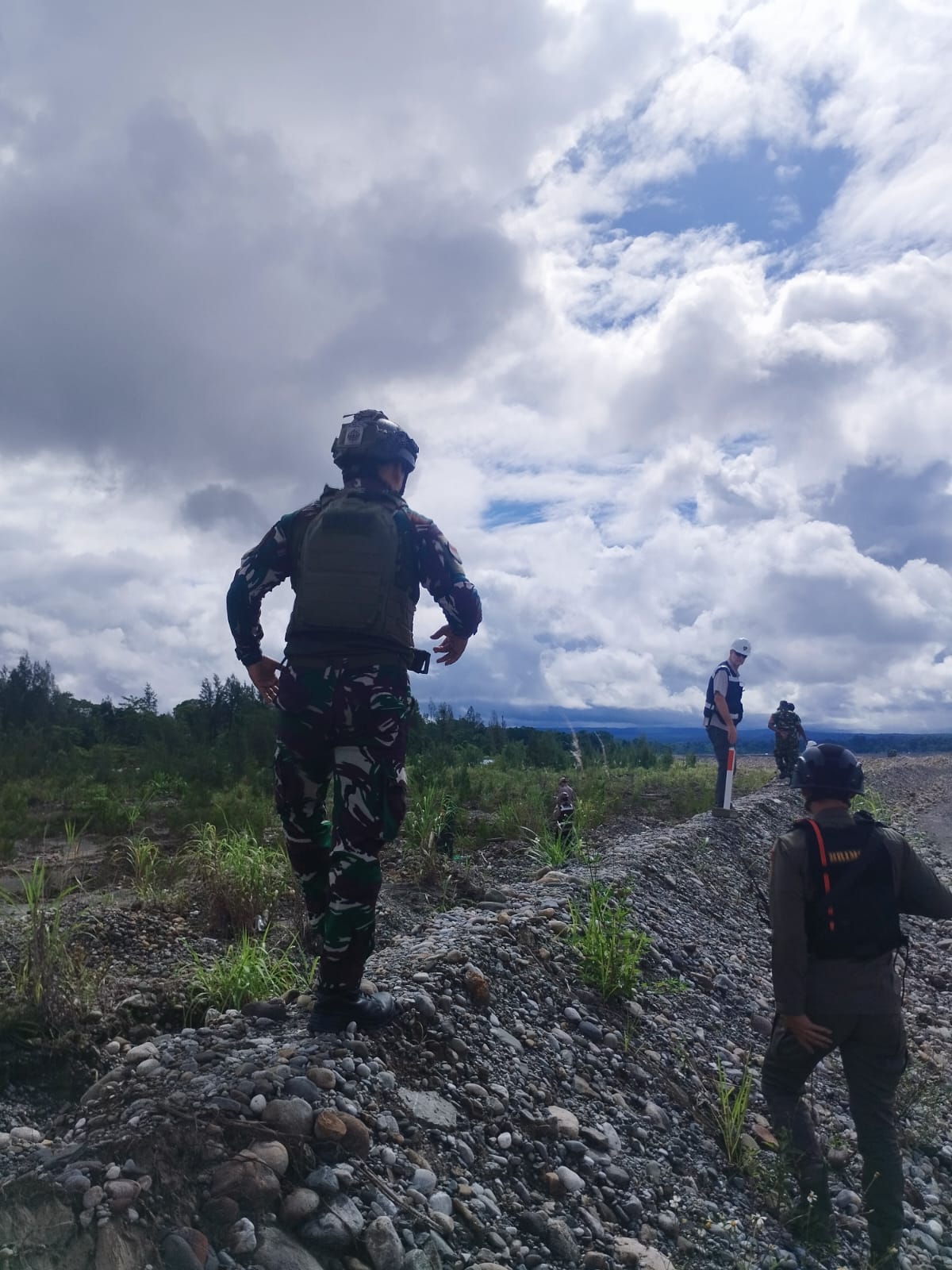 SATGAS PAM OBVITNAS PT FREEPORT INDONESIA YONIF 611/AWANG LONG, LAKSANAKAN PATROLI GABUNGAN DI SEKTOR TANGGUL BARAT