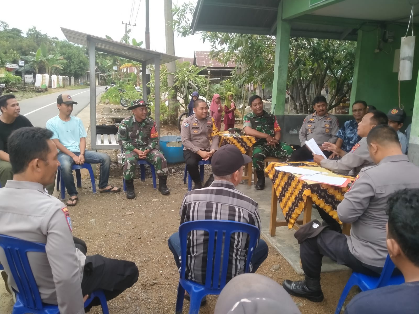 Babinsa Koramil 1002-06/Barabai Dampingi Lomba, Pos Kamling HUT Bhayangkara ke-79 di Desa Ayuang