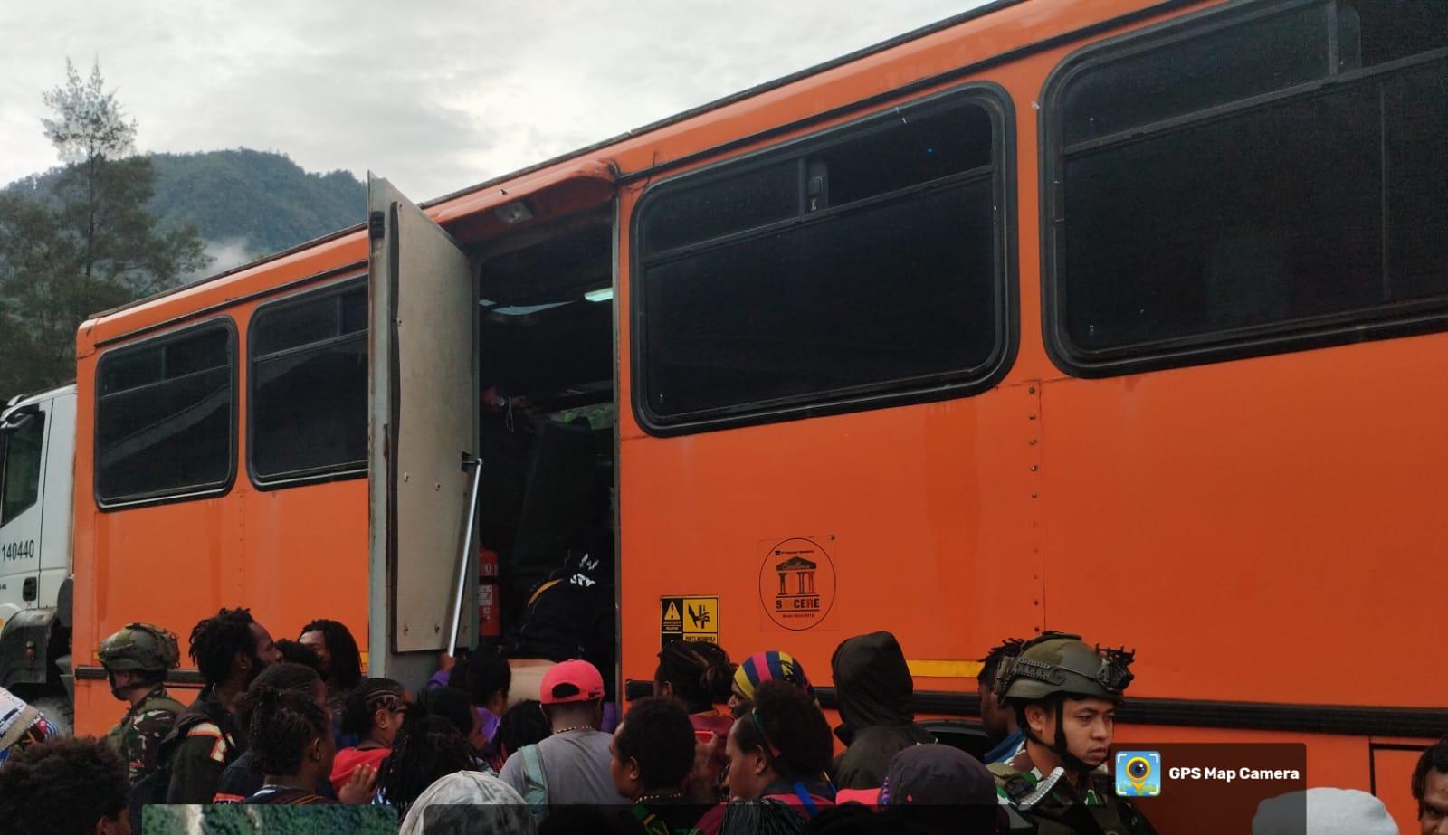 Dukung Kelancaran Perjalanan, Satgas Yonif 611/Awl Bantu Pengawalan Bus