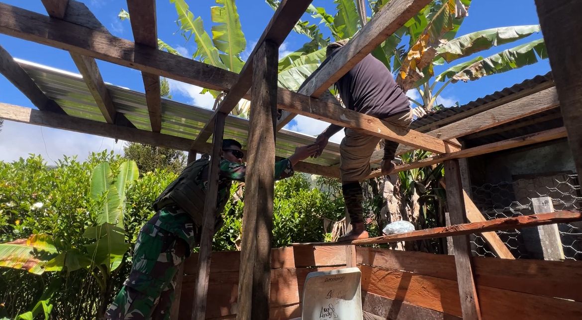 Perkuat Kemanunggalan TNI-Rakyat, Personel Satgas Yonif 611/Awl Bantu Perbaikan Rumah Warga