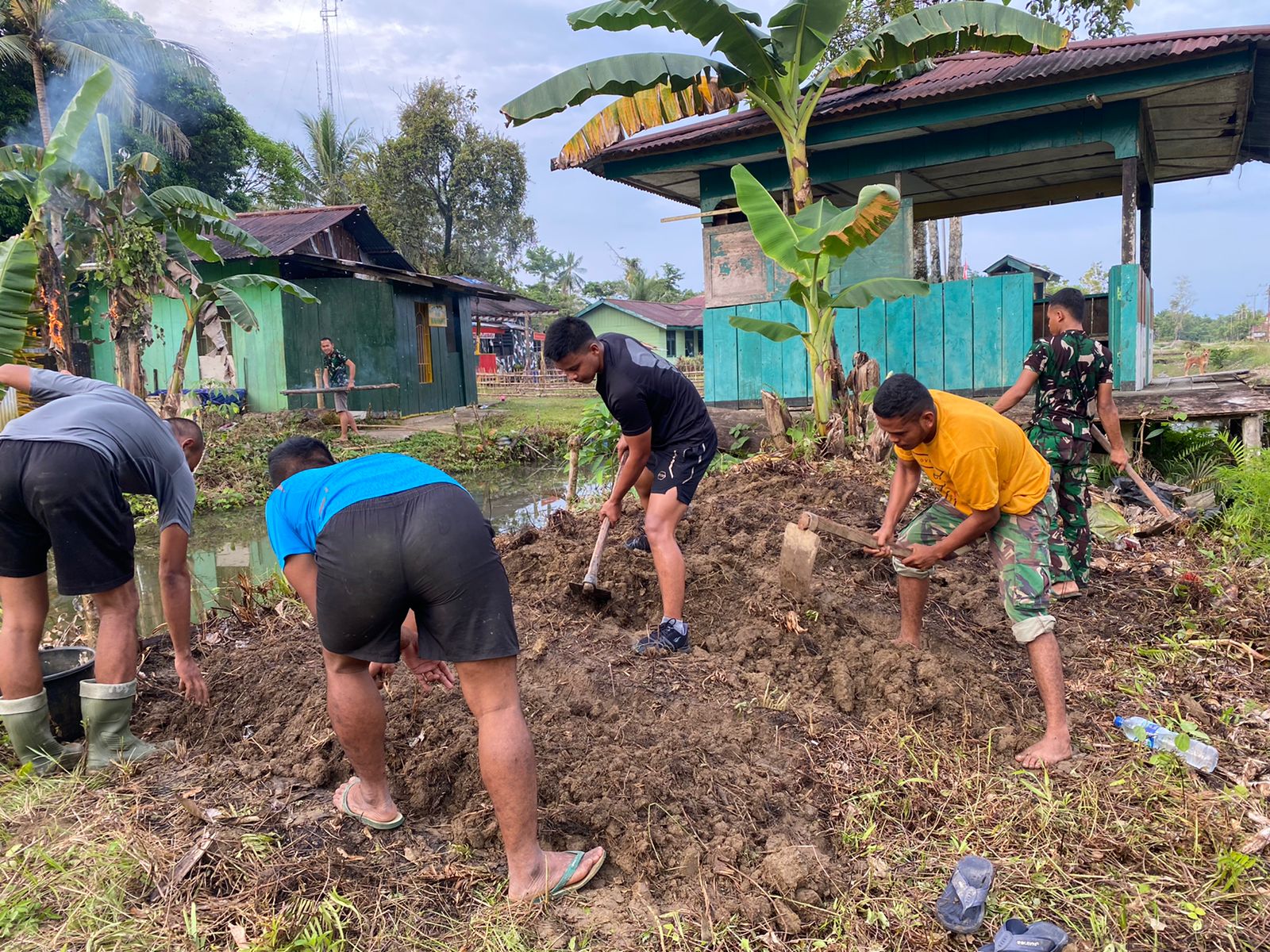 Satgas Yonif 611/Awl, Manfaatkan Lahan Kosong, Dukung Ketahanan Pangan Wilayah