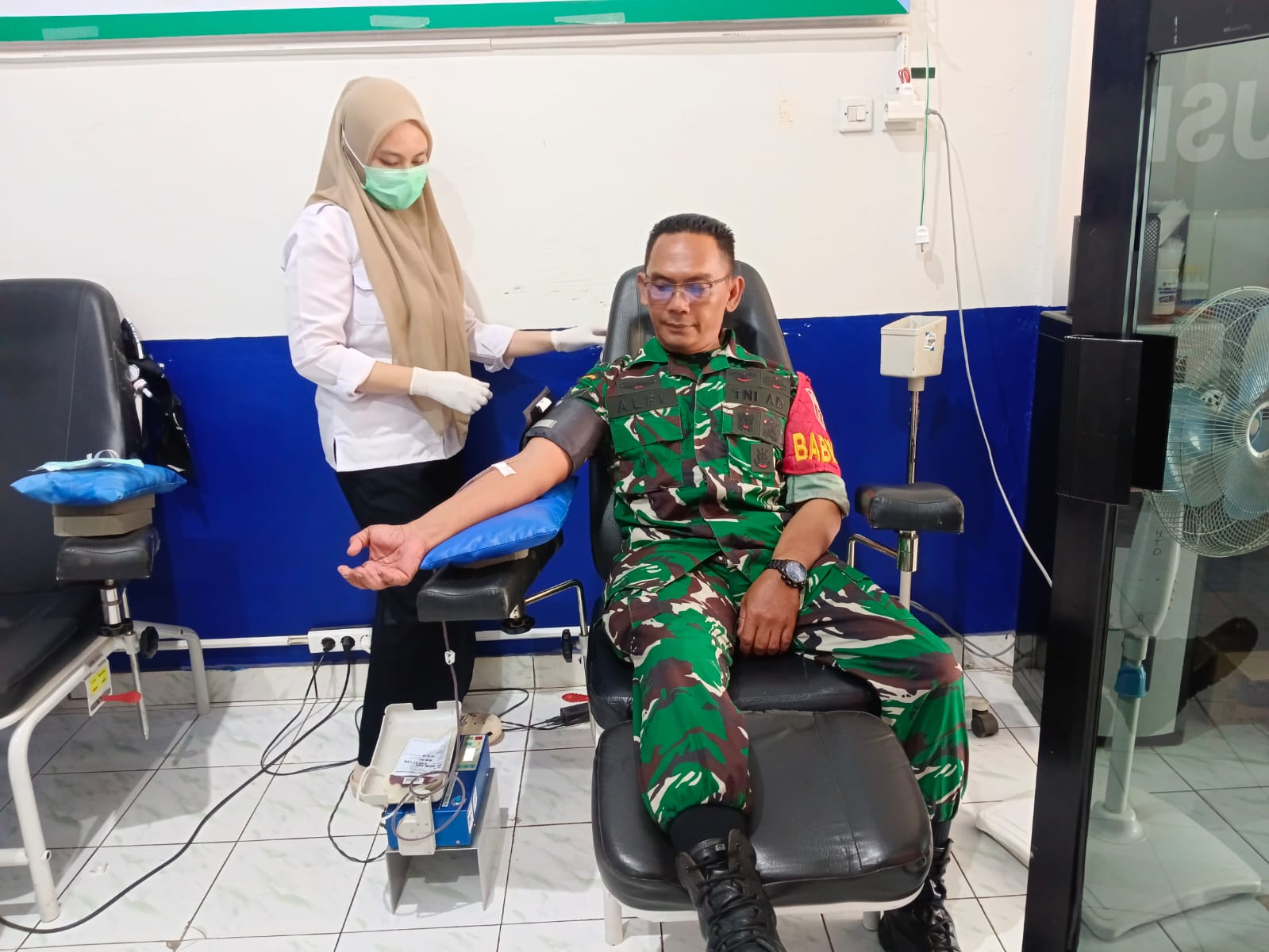 Wujud Kepedulian TNI: Babinsa Labuan Amas Utara Segera Donor Darah untuk Ibu Pasca Melahirkan