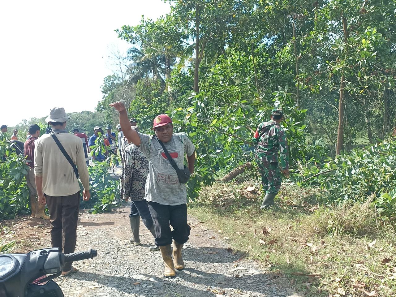 Bersama Masyarakat Personel Kodim 1009/Tla Gotong Royong Bersihkan Jalan Desa