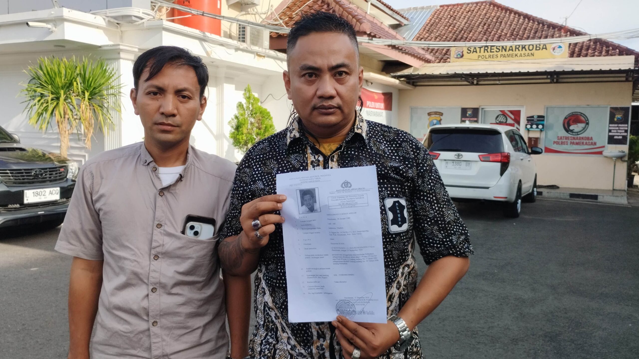 Korban didampingi Kuasa Hukumnya saat di Polres Pamekasan, dengan menunjukkan surat DPO pelaku Pamekasan