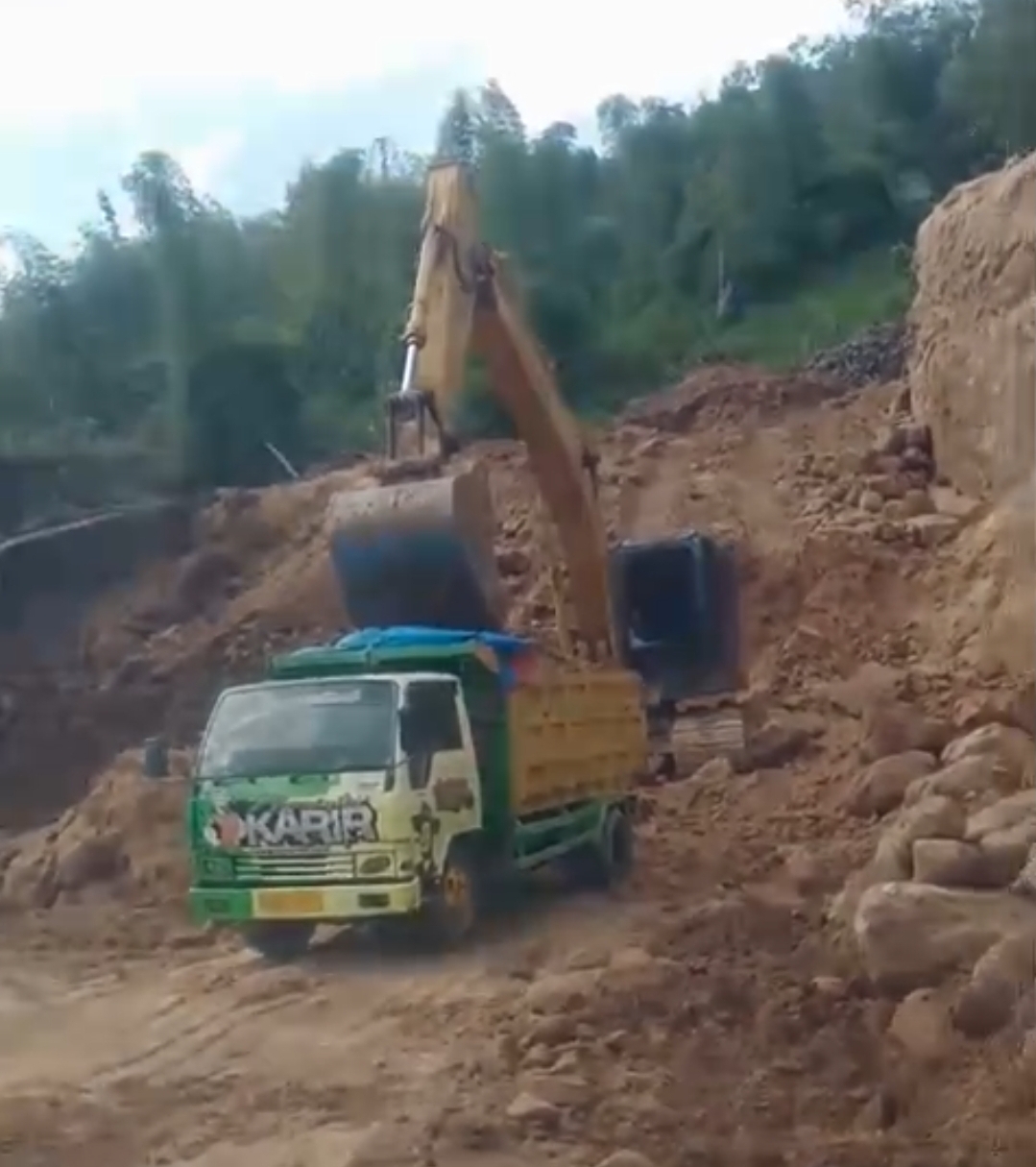 Tambang Ilegal Tidak Punya ijin di Desa Gadirenggo, Kec. Pogalan, Kabupaten Trenggalek