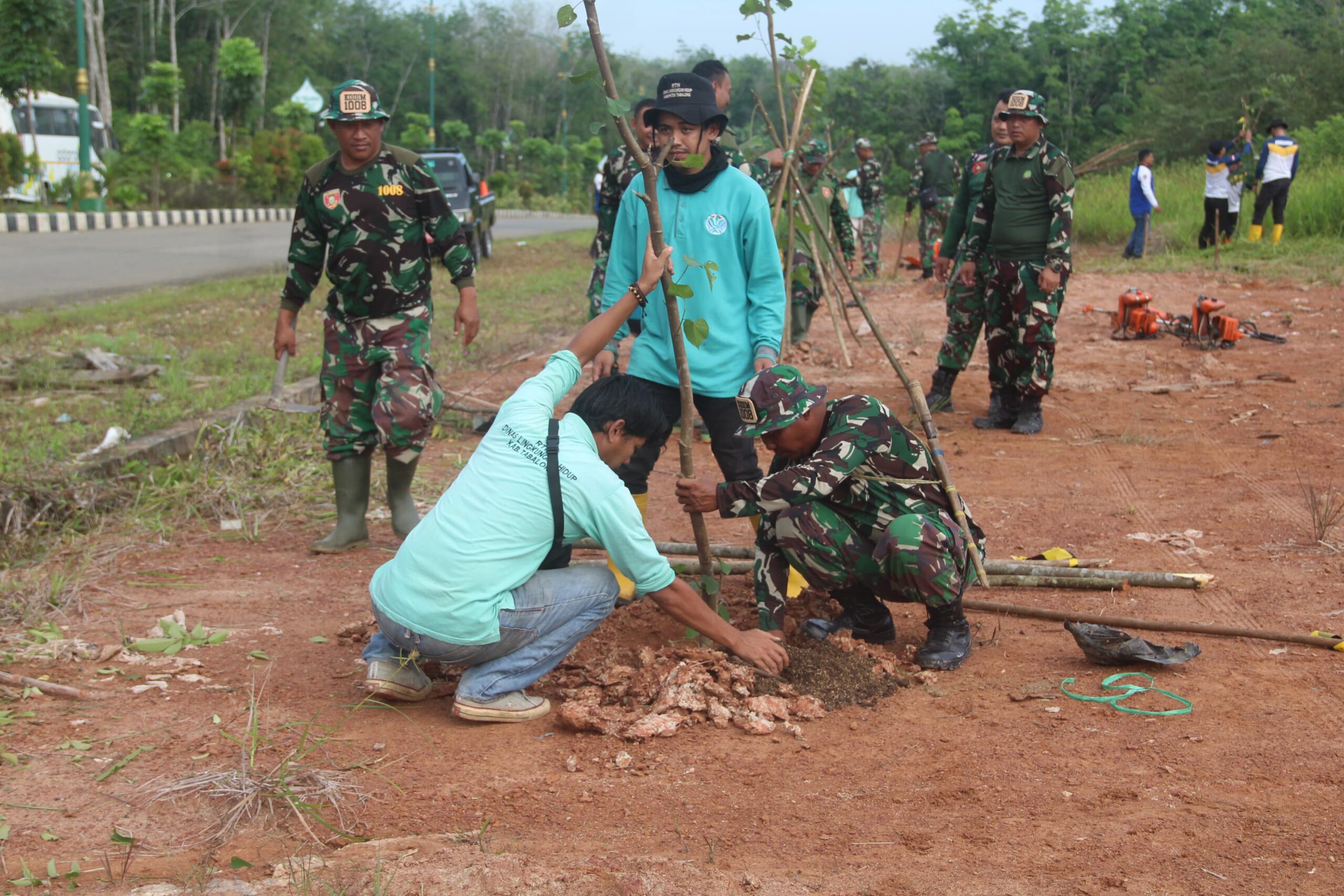 Kodim 1008/Tabalong Tanam Ratusan Pohon Produktif di STIT Maburai dalam Rangka HUT ke-67 Kodam VI/Mulawarman