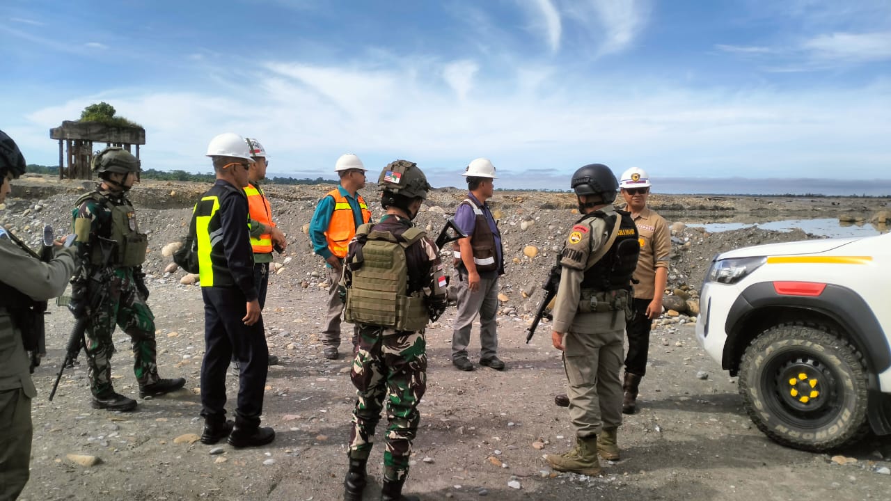 SATGAS PAM OBVITNAS PT FREEPORT INDONESIA YONIF 611/AWANG LONG, LAKSANAKAN PATROLI GABUNGAN DI SEKTOR TANGGUL BARAT