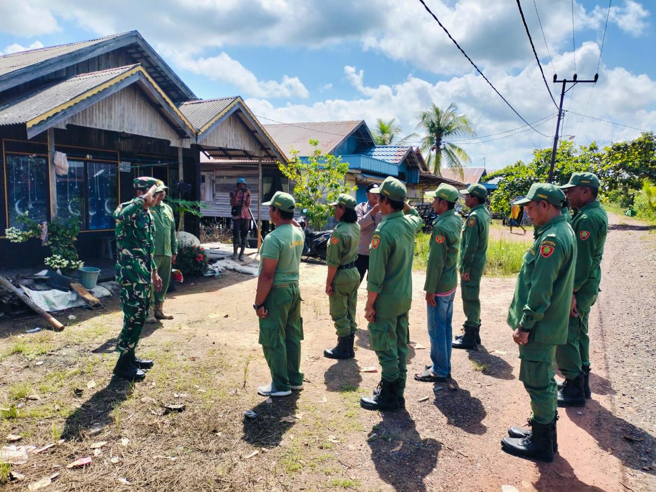 Personel Kodim 1009/Tla Memberikan Pelatihan Kepada Petugas Jaga Di Desa Binaan