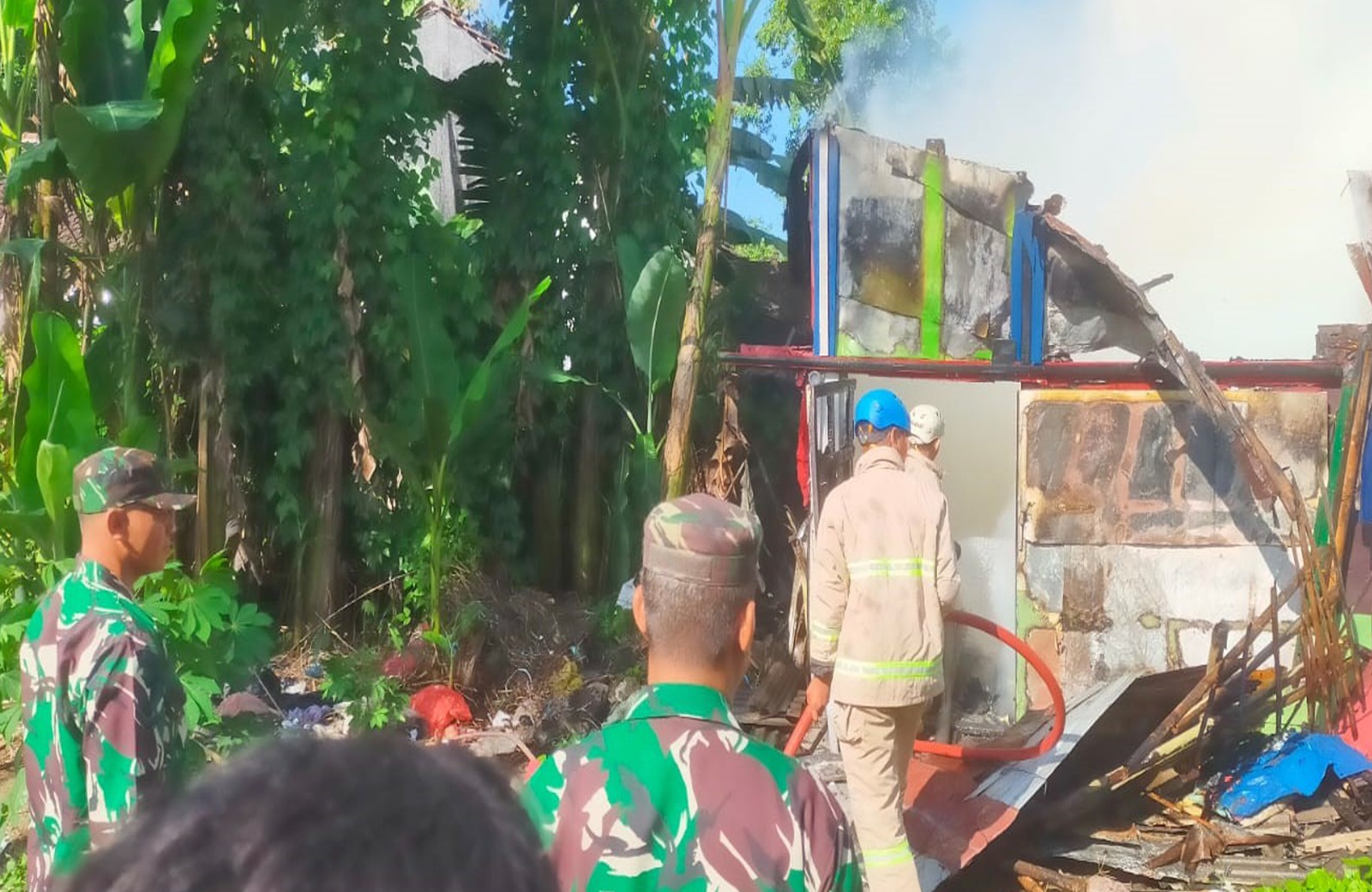Gerak Cepat Tiga Pilar Kelurahan Garum Bersama Warga Padamkan Kebakaran Rumah di Kebonsari