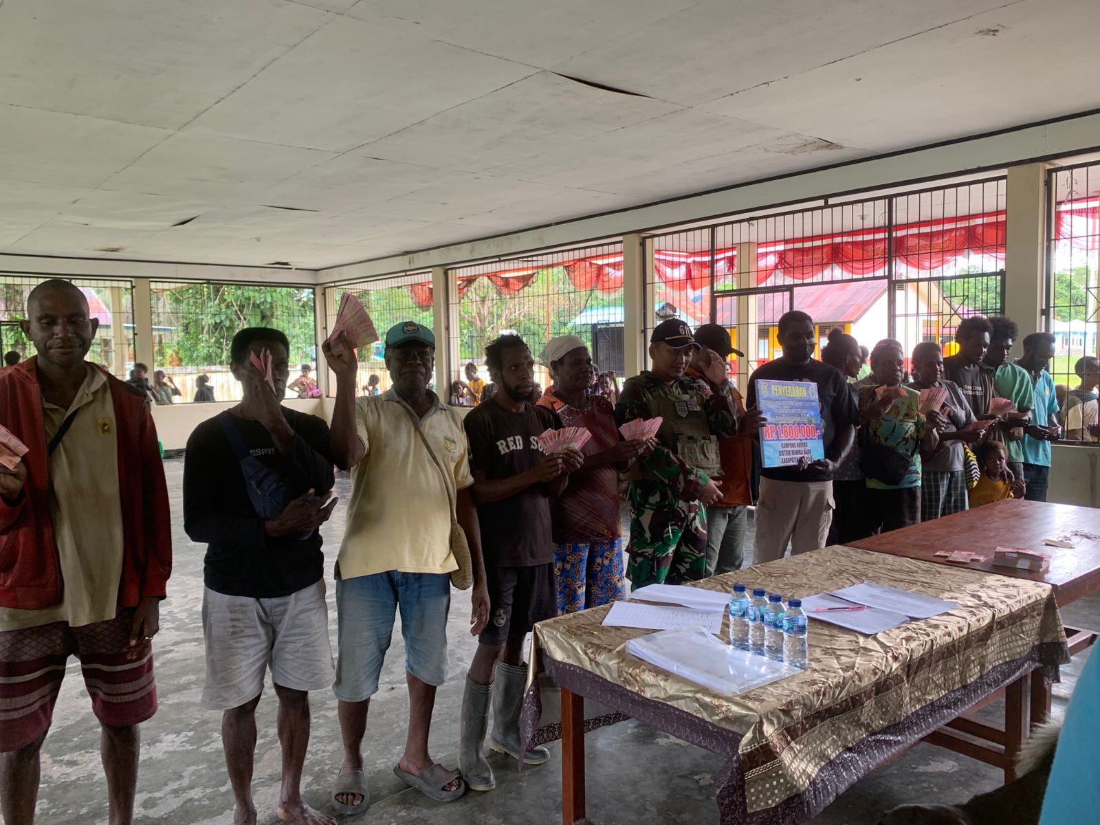 Satgas Pam, Obvitnas Yonif 611/Awang Long Memonitoring dan Mendukung Kegiatan Pembagian BLT di Kampung Nayaro