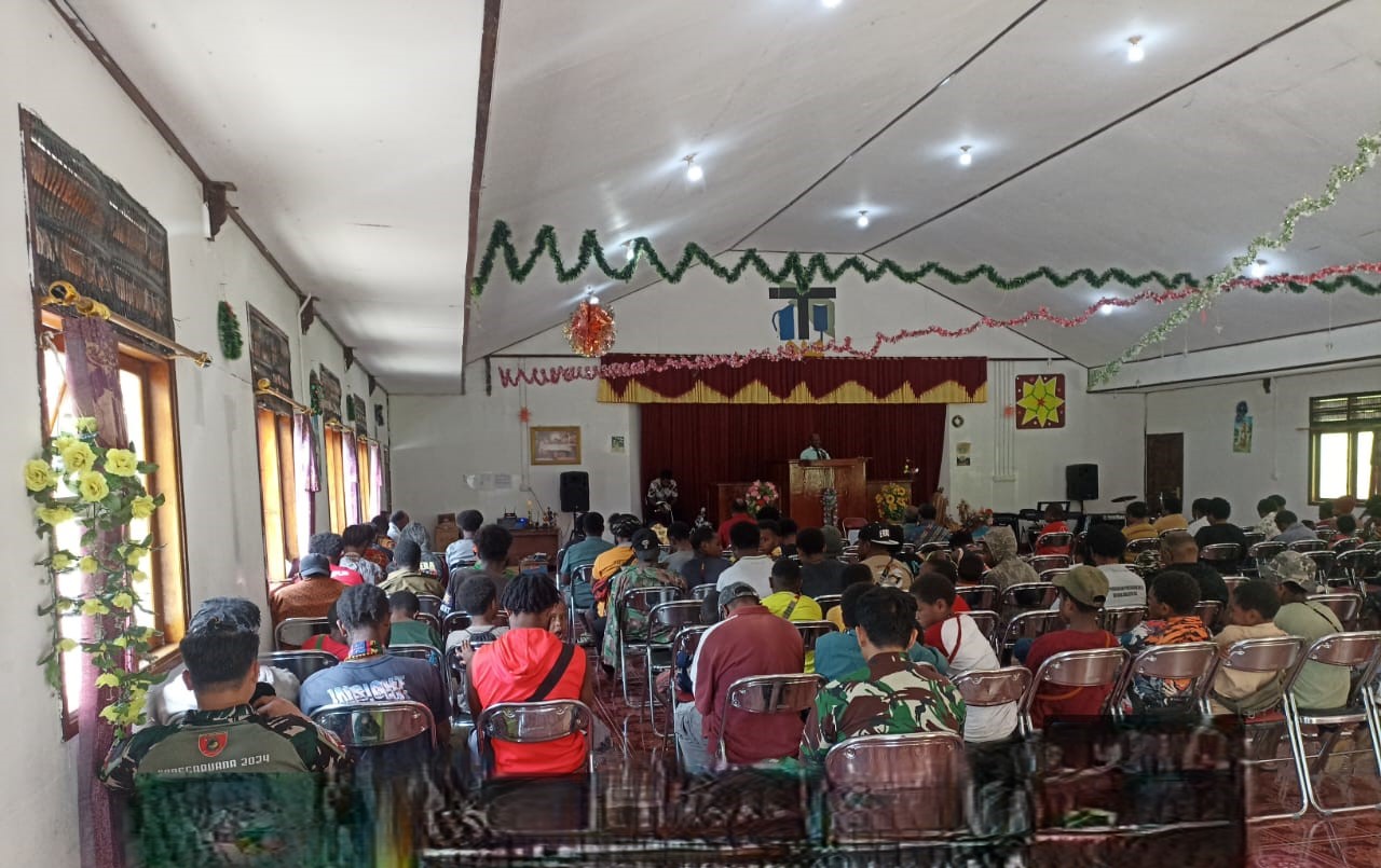 Menjalin Keakraban, Satgas Yonif 611/Awang Long Gelar Ibadah Bersama Masyarakat Opitawak