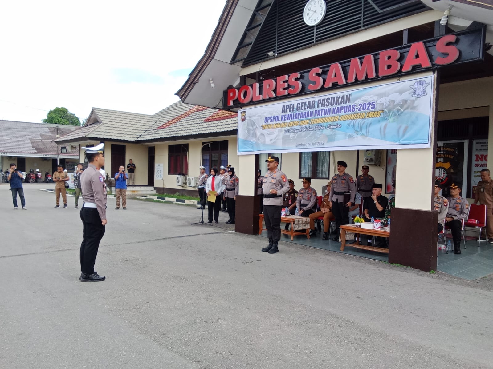 Wakili Dandim, Pasi Ops Kodim 1208/Sambas Hadiri Gelar Pasukan Patuh Kapuas 2025 Polres Sambas