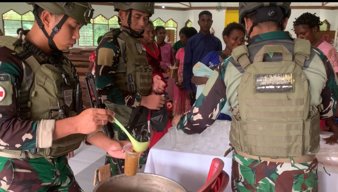 Perkuat Kebersamaan, Satgas Yonif 611/Awl Berbagi Makanan Dengan Masyarakat Nayaro