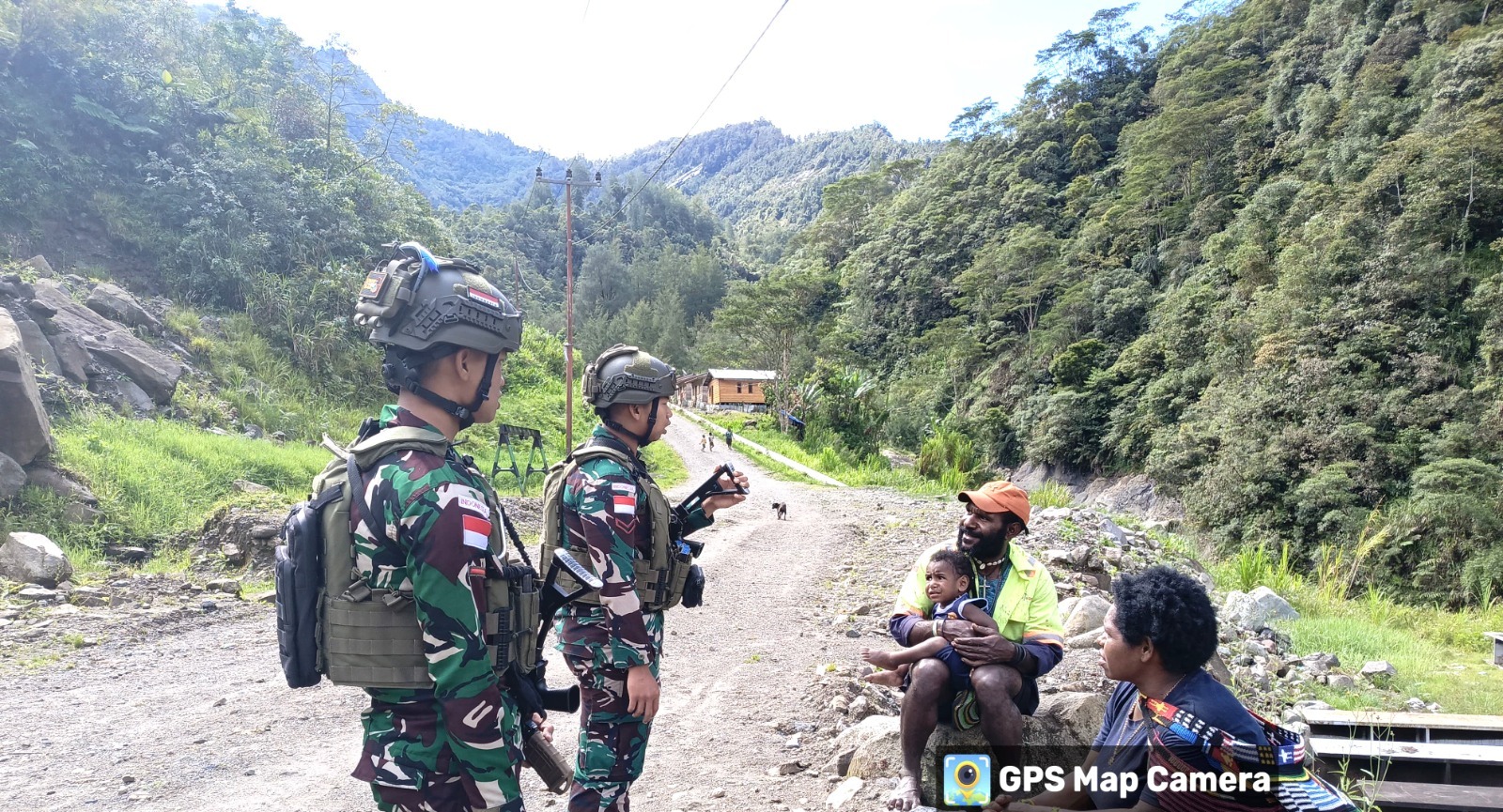 Aksi Nyata Yonif 611/Awang Long Melaksanakan Komsos dan Berbagi Makanan Bersama Warga Banti