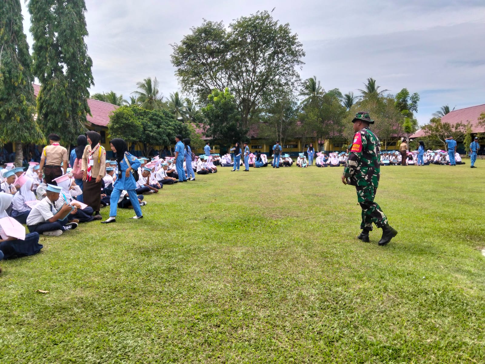 Anggota Koramil 08/Paloh Melatih PBB Dan Bela Negara 363 Siswa SMKN 1 Paloh