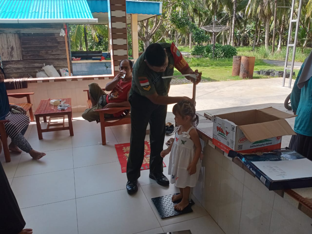 Dukung Balita Sehat Dan Cegah Stunting, Babinsa Parit Baru Dampingi Tenaga Kesehatan Gelar Posyandu