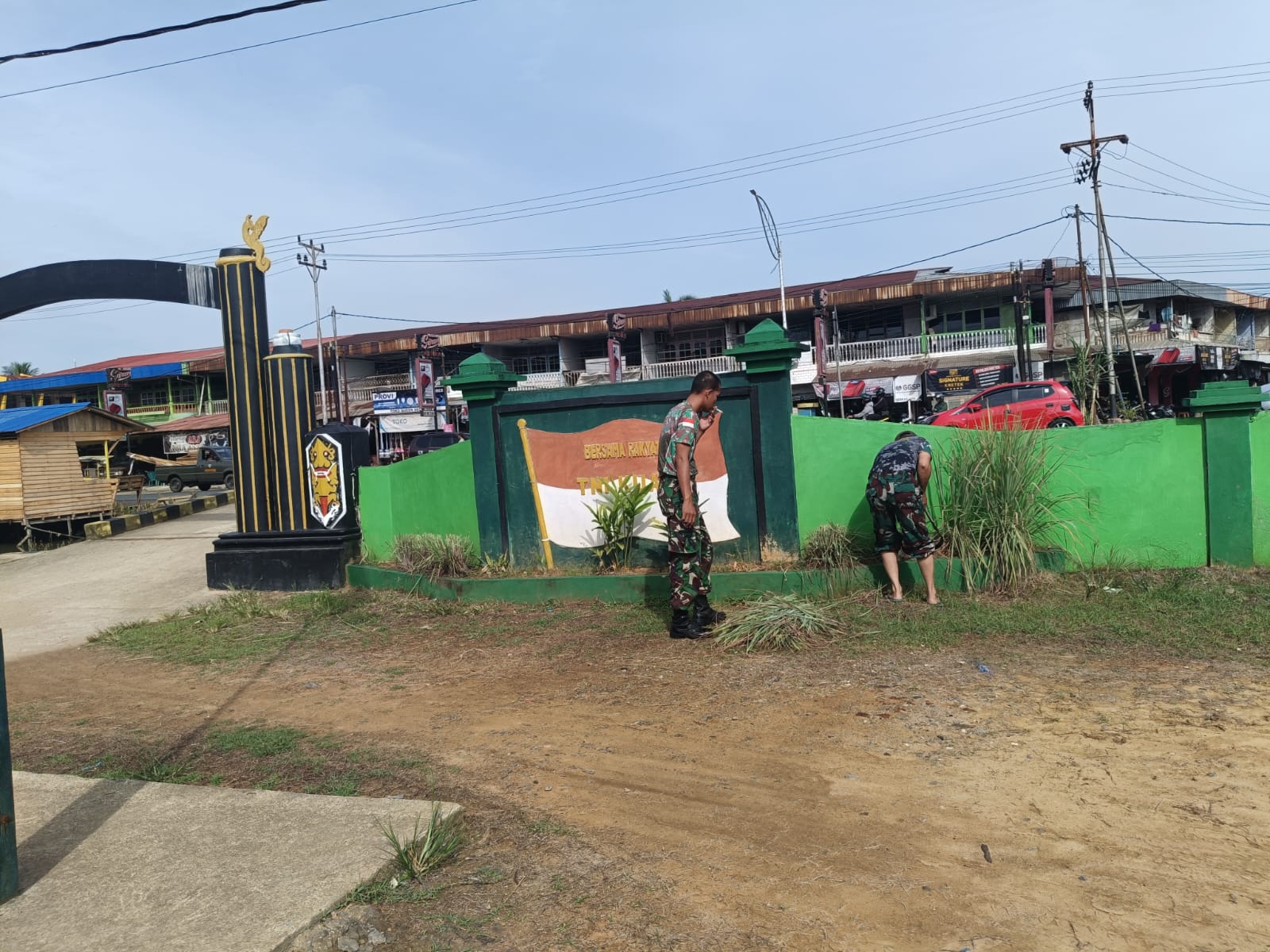Di Pimpin Bati Tuud Anggota Koramil 1208-06/Selakau Benahi Markas Koramil